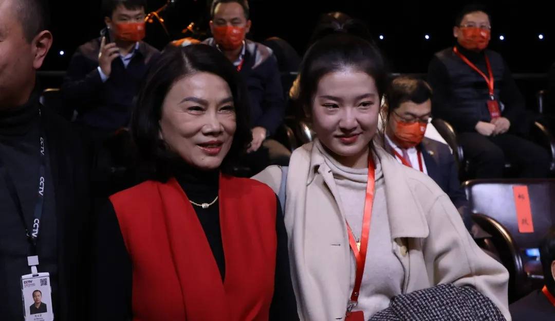 孟羽童回到格力吃小火锅，称会不自觉模仿董明珠：她给很多职场女性力量和指引