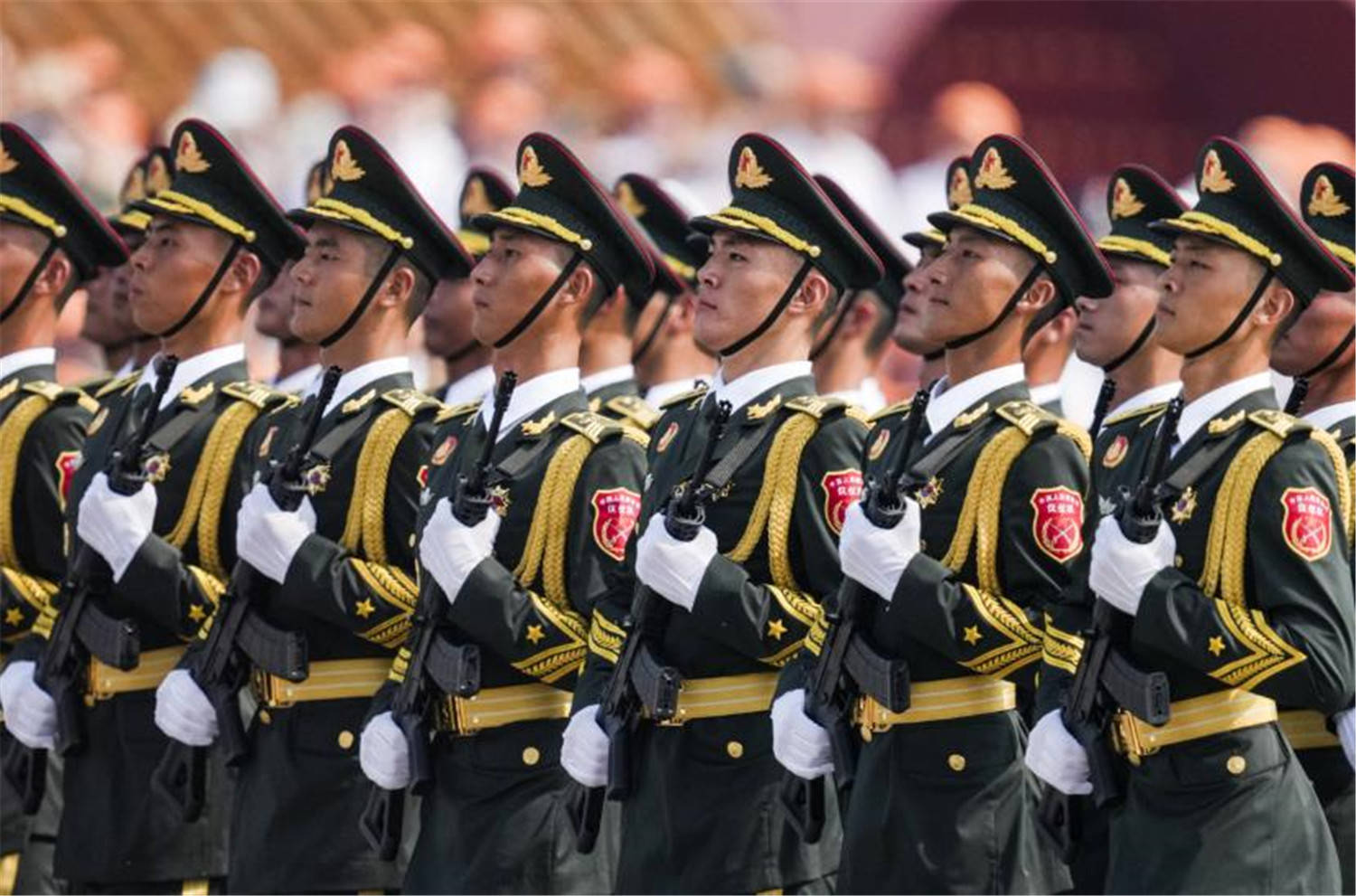 第1个说阅兵坏话的国家出现,果然是它,解放军被逼出动,不惯着