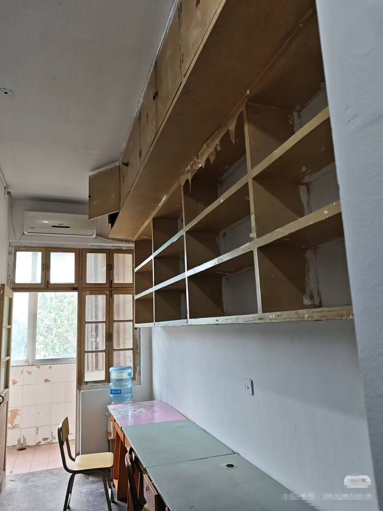 新生吐槽江苏师范大学泉山校区宿舍环境差,“看到后都哭了”,校方回应