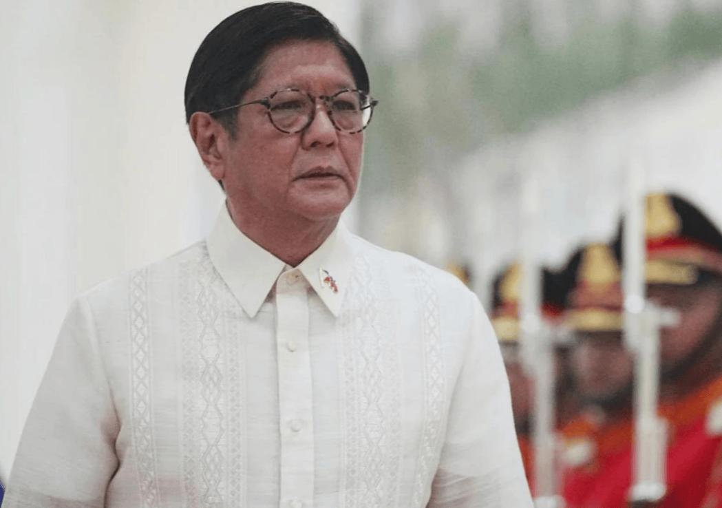 捡回一条命的马科斯不敢露面,却派人下了死命令,闹事的人一个都不放过!