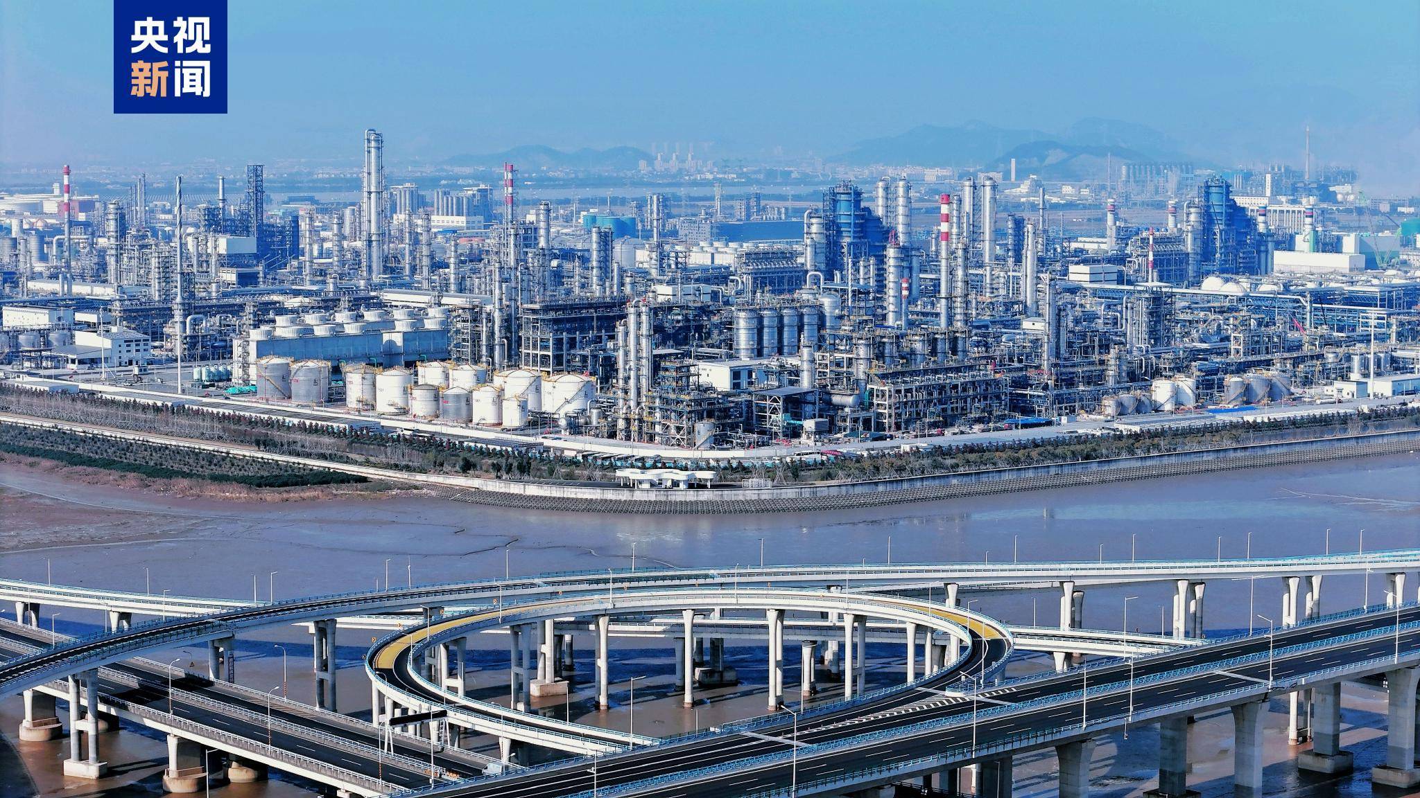 中国高价进口大量原油,却低价出口成品油,为何要赔本赚吆喝?