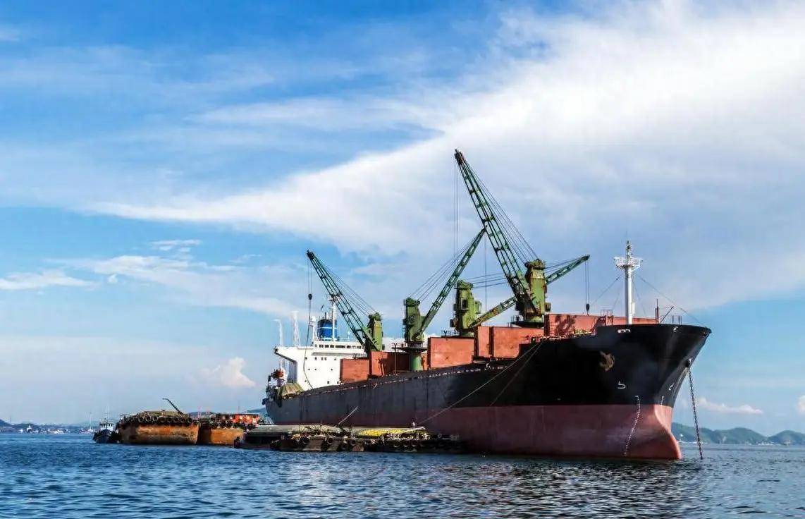 中国高价进口大量原油,却低价出口成品油,为何要赔本赚吆喝?