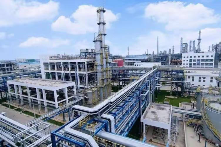 中国高价进口大量原油,却低价出口成品油,为何要赔本赚吆喝?