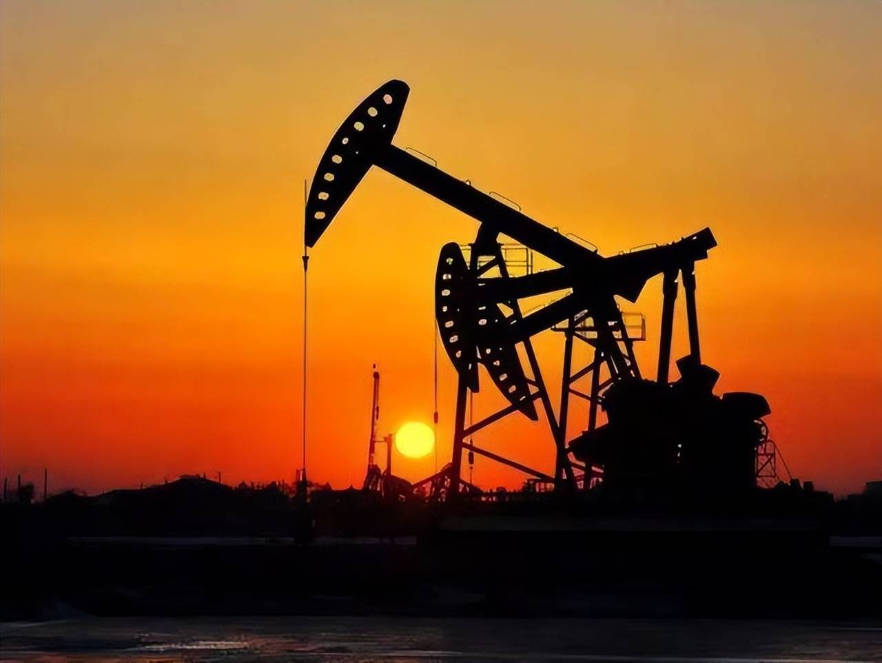 中国高价进口大量原油,却低价出口成品油,为何要赔本赚吆喝?