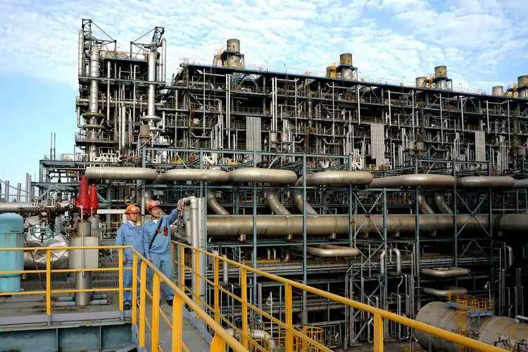 中国高价进口大量原油,却低价出口成品油,为何要赔本赚吆喝?